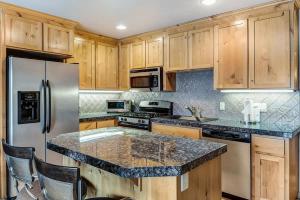 Kuchyň nebo kuchyňský kout v ubytování Rustic Pet-Friendly Second Floor Condo
