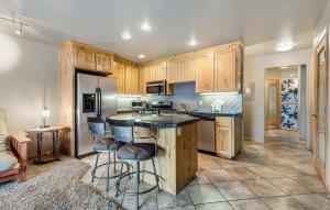 Kuchyň nebo kuchyňský kout v ubytování Rustic Pet-Friendly Second Floor Condo