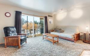 Posezení v ubytování Rustic Pet-Friendly Second Floor Condo + 28 fotografií