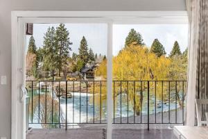 een balkon met uitzicht op een rivier bij Second-floor - Riverfront Condo Near Downtown Bend in Bend