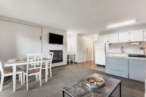 een keuken en woonkamer met een tafel en een keuken en een tafel bij Second-floor - Riverfront Condo Near Downtown Bend in Bend +29 foto's