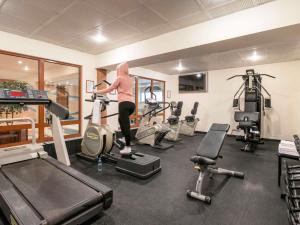 una donna in palestra con diverse cyclette di ibis Styles Warszawa West a Mory