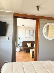 Giường trong phòng chung tại Departamento 1 habitación pleno centro de Viña