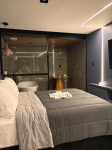 Postel nebo postele na pokoji v ubytování Flat Pé na areia com Banheira Privativa