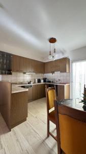 een grote keuken met een tafel en een eetkamer bij Carolos‘ house in Kavala