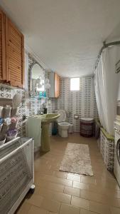 een badkamer met een wastafel en een toilet. bij Carolos‘ house in Kavala