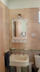 ein Badezimmer mit Waschbecken und Spiegel in der Unterkunft Tacuarita in Los Hornillos