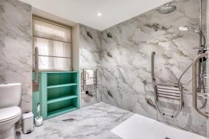 Koupelna v ubytování 7 Main Gate + 118 fotografií