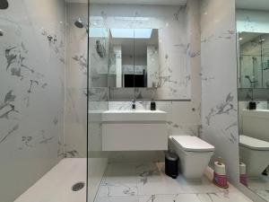 Et badeværelse på Sought After Studio Overlooking Portobello Road