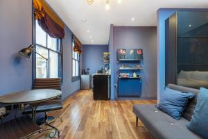 Køkken eller tekøkken på Sought After Studio Overlooking Portobello Road