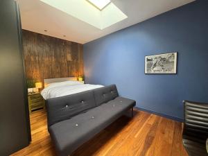 En eller flere senge i et værelse på Sought After Studio Overlooking Portobello Road + 27 billeder