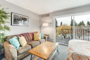 ein Wohnzimmer mit Sofa und Tisch in der Unterkunft River View Condo- Edge of Downtown in Bend