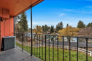 einen Balkon mit Blick auf den Fluss und die Bäume in der Unterkunft River View Condo- Edge of Downtown in Bend + 32 Fotos