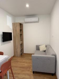 een woonkamer met een bank en een tv bij T2 Dream in Périgueux