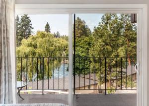 eine Glasschiebetür mit Blick aufs Wasser in der Unterkunft Riverfront Condo-No Better Place in Bend in Bend