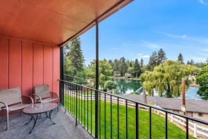 einen Balkon mit Stühlen und Flussblick in der Unterkunft Riverfront Condo-No Better Place in Bend in Bend