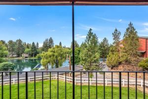 einen Balkon mit Flussblick in der Unterkunft Riverfront Condo-No Better Place in Bend in Bend