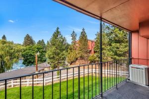 ein Blick vom Balkon eines Hauses in der Unterkunft Riverfront Condo-No Better Place in Bend in Bend