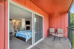 einen Balkon mit einem Bett, einem Tisch und Stühlen in der Unterkunft Riverfront Condo-No Better Place in Bend in Bend + 37 Fotos