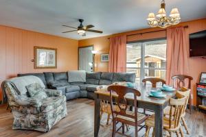 Et opholdsområde på Quiet Lake Nokomis Cabin, 8 Mi to Dtwn Tomahawk!