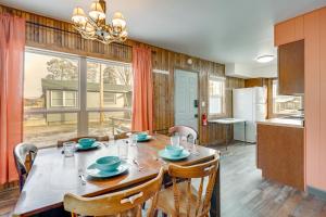 Køkken eller tekøkken på Quiet Lake Nokomis Cabin, 8 Mi to Dtwn Tomahawk!