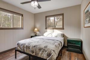 En eller flere senge i et værelse på Quiet Lake Nokomis Cabin, 8 Mi to Dtwn Tomahawk!