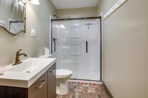 Et badeværelse på Quiet Lake Nokomis Cabin, 8 Mi to Dtwn Tomahawk! + 19 billeder