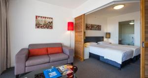 Postel nebo postele na pokoji v ubytování Broadbeach Savannah Resort