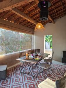 a dining room with a table and chairs at Ginette et Marcel la maison in Saint-Rémy-de-Provence