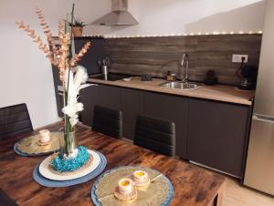 una cucina con tavolo e 2 piatti di O Caminho Azul a Olivenza