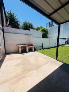 En have udenfor Casa Lima con pileta y jardín