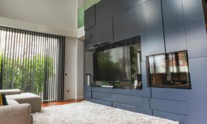 TV a/nebo společenská místnost v ubytování Chalet de diseño con piscina privada