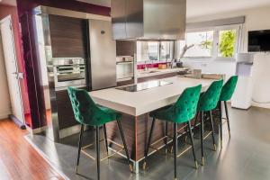 Kuchyň nebo kuchyňský kout v ubytování Chalet de diseño con piscina privada