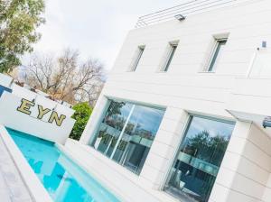 Bazén v ubytování Chalet de diseño con piscina privada nebo v jeho okolí