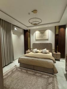 Postel nebo postele na pokoji v ubytování شقه مفروشه فاخره