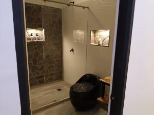 萨兰托La Marteja的浴室里有一个带黑色脚凳的淋浴间 更多73张照片