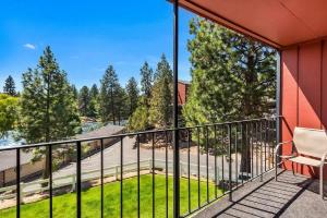 einen Balkon mit Straßenblick in der Unterkunft Riverfront Condo - Pet Friendly Near Downtown in Bend + 28 Fotos