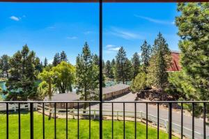einen Balkon mit Parkblick in der Unterkunft Riverfront Condo - Pet Friendly Near Downtown in Bend