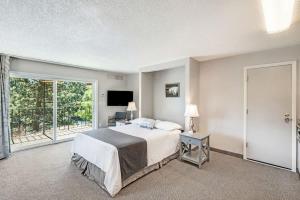 Postel nebo postele na pokoji v ubytování Downtown Corner Studio with 270-degree Riverview