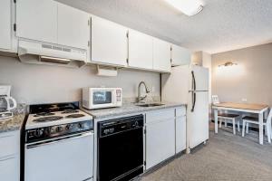 Kuchyň nebo kuchyňský kout v ubytování Downtown Corner Studio with 270-degree Riverview