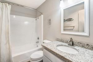 Koupelna v ubytování Downtown Corner Studio with 270-degree Riverview + 26 fotografií