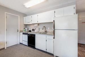 Kuchyň nebo kuchyňský kout v ubytování Downtown Corner Studio with 270-degree Riverview