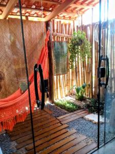 amaca in una stanza con recinzione di Studio Gaya a Palmeiras