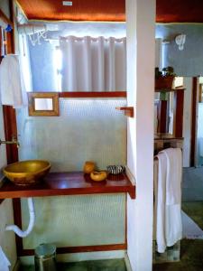 bagno con bancone in legno e lavandino di Studio Gaya a Palmeiras