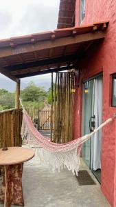 amaca appesa al lato di un edificio di Studio Gaya a Palmeiras