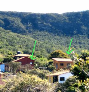 vista su una montagna con alberi e case di Studio Gaya a Palmeiras