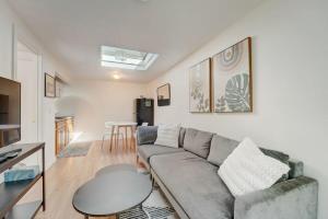 TV a/nebo společenská místnost v ubytování Marbella Lane -Cozy 1BR Studio in Palo Alto DWTN