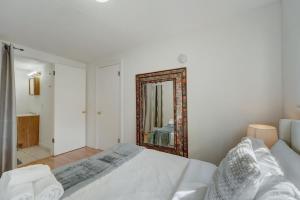 een slaapkamer met een wit bed en een spiegel bij Marbella Lane - Cozy 1BR in Palo Alto DWNTN Hub in Palo Alto