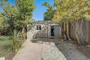 een huis met een grijs gebouw en bomen bij Marbella Lane - Cozy 1BR in Palo Alto DWNTN Hub in Palo Alto