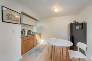 een kleine keuken met een tafel en een koelkast bij Marbella Lane - Cozy 1BR in Palo Alto DWNTN Hub in Palo Alto
